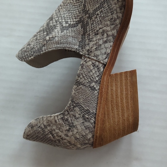 Chinese Laundry Snakeskin Print Western Heeled Booties 7 Gray Silver Metallic - Picture 16 of 16